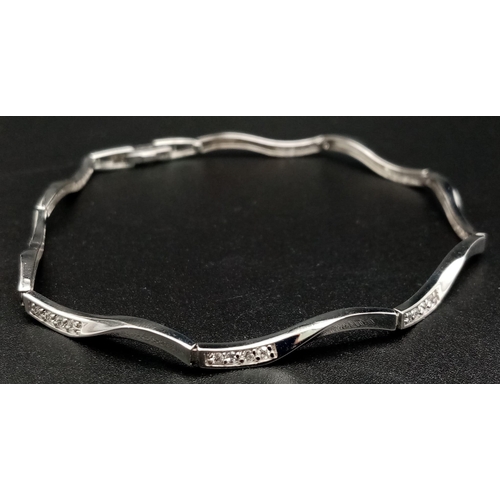 1555 - A PRETTY 9K WHITE GOLD STONE SET BRACELET.  5.1gms   18cms