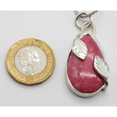 1532 - A Pink Agate Pendant set in 925 Silver on a 925 Silver Chain. 
4cm and 90cm.