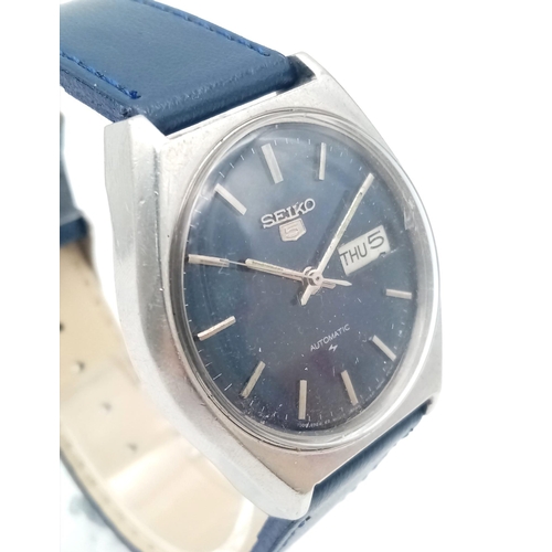 1010 - A Vintage Seiko 5 Automatic Gents Watch. Blue leather strap. Stainless steel case - 35mm. Blue dial ... 