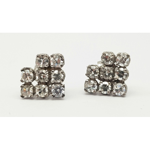 1233 - A 9K white gold pair of earrings with a cluster of fine diamonds. Total weight: 1.18 g.