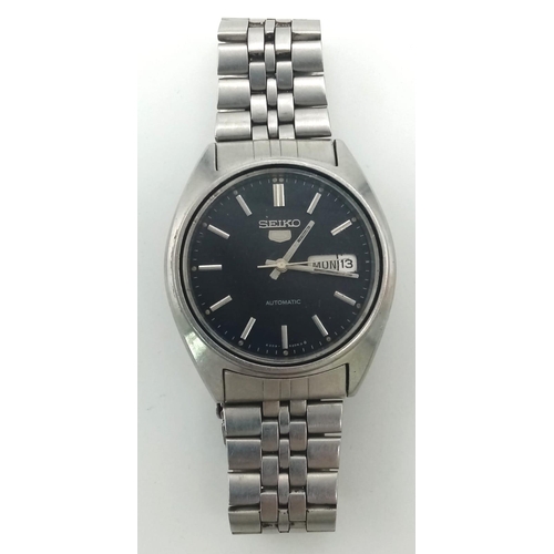 1238 - A Vintage Seiko 5 Automatic Gents Watch. Stainless steel strap and case - 36mm. Black dial with day/... 