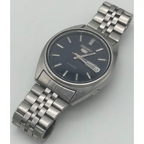 1238 - A Vintage Seiko 5 Automatic Gents Watch. Stainless steel strap and case - 36mm. Black dial with day/... 