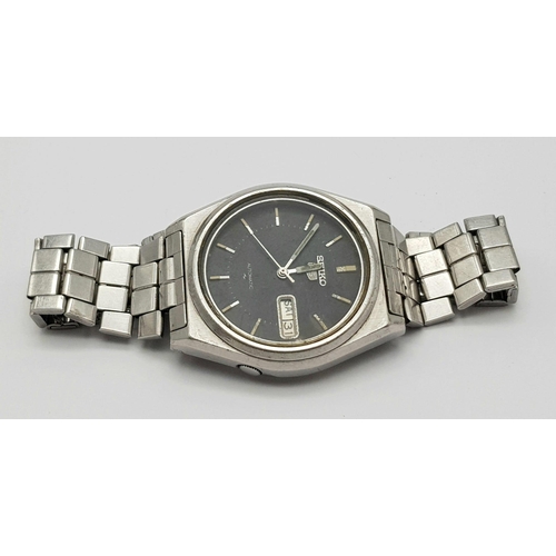 1410 - A Vintage Seiko 5 Automatic Gents Watch. Stainless steel strap and case - 37mm. Black dial with day/... 