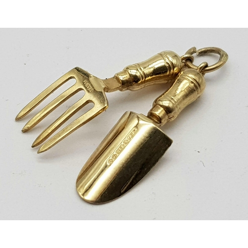 571 - 9K YELLOW GOLD TROWEL & PITCH FORK GARDENING CHARM. WEIGHS 1.7G