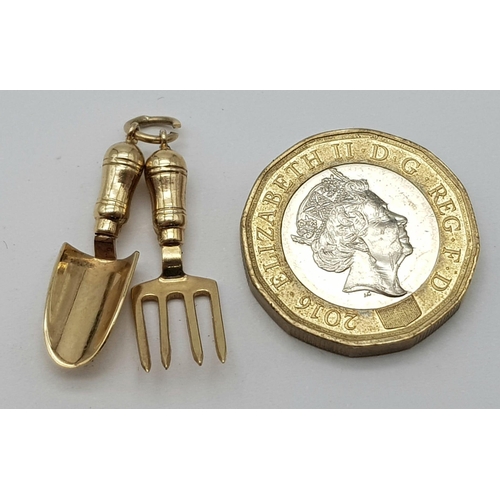 571 - 9K YELLOW GOLD TROWEL & PITCH FORK GARDENING CHARM. WEIGHS 1.7G