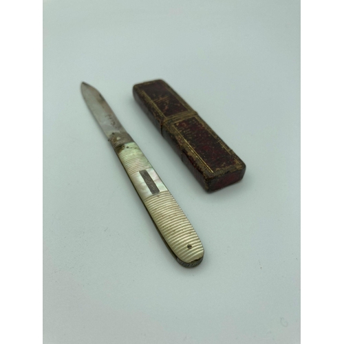 392 - Antique Georgian SILVER BLADED FRUIT KNIFE with mother of pearl handle. Hallmark rubbed but visible.... 