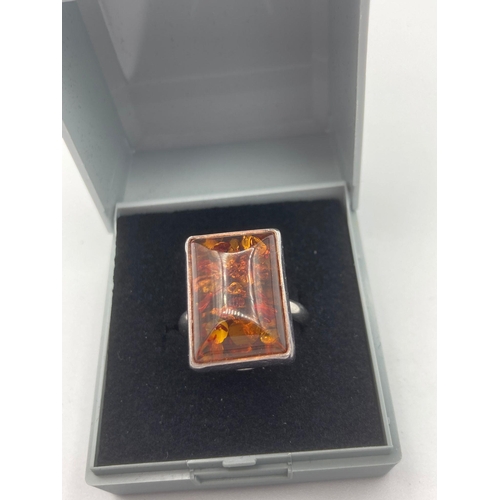 518 - Vintage SILVER and AMBER RING having large rectangular AMBER set to top and mounted in SILVER. Size ... 