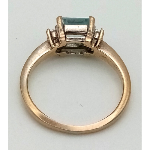 129 - 18K YELLOW GOLD DIAMOND & AQUAMARINE RING.  0.20CT DIAMOND BAGUETTES. TOTAL WEIGHT 3.4G.  SIZE K