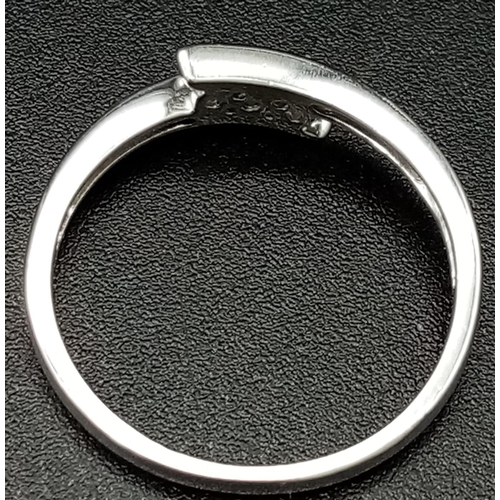 303 - PLATINUM DIAMOND TWIST RING. 0.10CT DIAMOND. TOTAL WEIGHT 2.9G. SIZE M