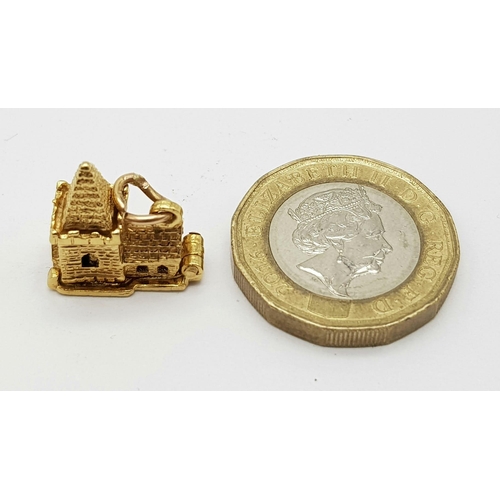 401 - 9K YELLOW GOLD CHURCH CHARM, THAT OPENS TO REVEAL A BRIDE AND GROOM AND A VICAR. WEIGHS 3.8G