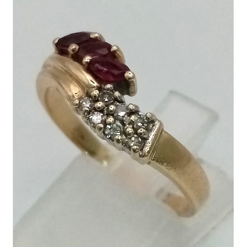 422 - 9K YELLOW GOLD DIAMOND & RUBY RING. WEIGHS 3.2G. SIZE R