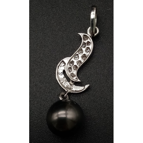 438 - 18K WHITE GOLD PEARL & DIAMOND DROP PENDANT. TOTAL WEIGHT 2.4G