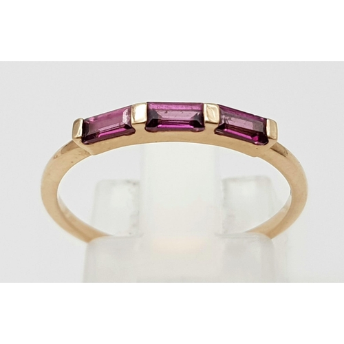 648 - 14K ROSE GOLD 3 STONE AMETHYST RING. WEIGHS 1.2G. SIZE N