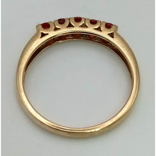 734 - 9K YELLOW GOLD RED/ORANGE 5 STONE RING. WEIGHS 2.1G. SIZE N