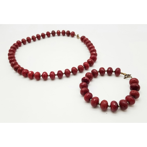 911 - RED STONE FACETED NECKLACE. WEIGHS 103.5G