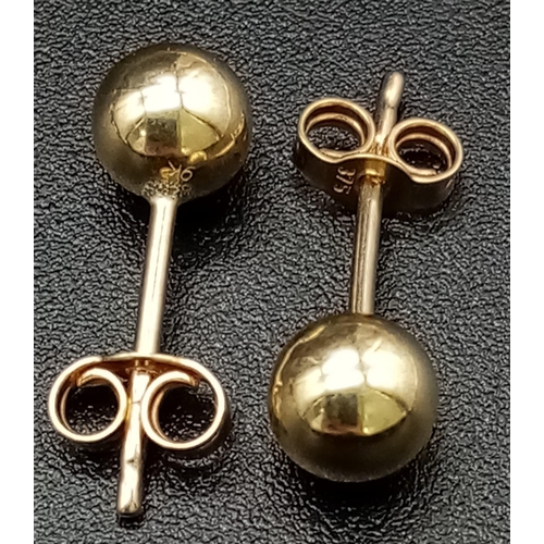 941 - 9K YELLOW GOLD BALL STUD EARRINGS. WEIGHS 0.5G