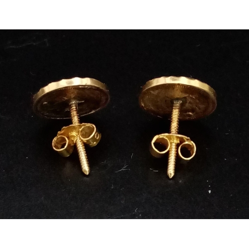 1121 - A PAIR OF 9K YELLOW GOLD QUEEN VICTORIA HEAD STUD EARRINGS. 2G