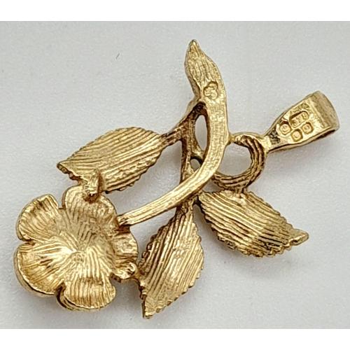 1002 - 9K YELLOW GOLD FLOWER PENDANT. WEIGHS 1.9G