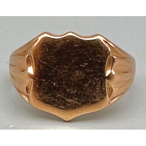 101 - 9K ROSE GOLD SHIELD SHAPED SIGNET RING HALLMARKED CHESTER 1922. WEIGHS 7.8G.  SIZE T