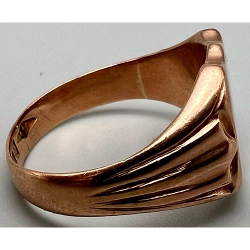 101 - 9K ROSE GOLD SHIELD SHAPED SIGNET RING HALLMARKED CHESTER 1922. WEIGHS 7.8G.  SIZE T