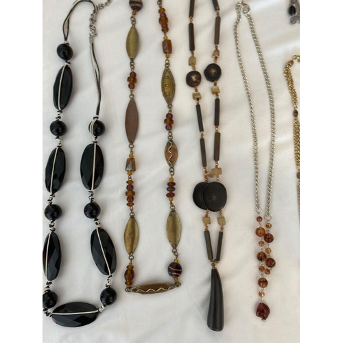 182 - Large selection of necklaces. Fabulous selection please see all pictures.