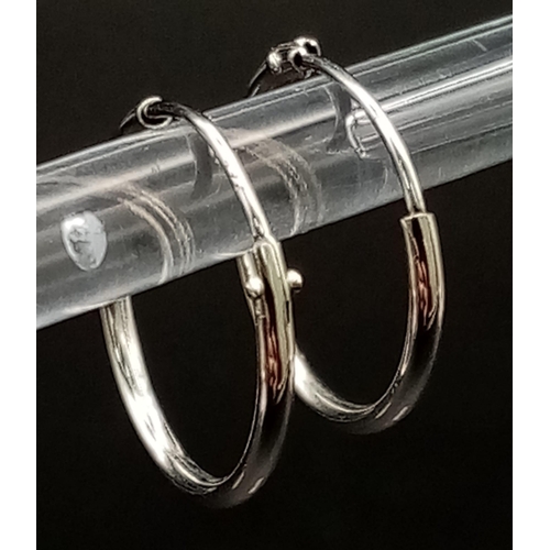 948 - 9K WHITE GOLD SLEEPER HOOP EARRINGS. WEIGHS 0.4G