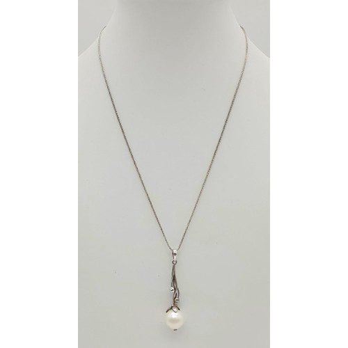 1361 - New Sterling Silver Pearl Drop Pendant. 11mm Pearl 38cm Length Chain,
4cm Drop Pendant.4.91 grams. I... 