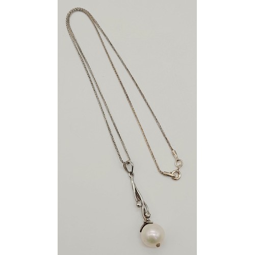 1361 - New Sterling Silver Pearl Drop Pendant. 11mm Pearl 38cm Length Chain,
4cm Drop Pendant.4.91 grams. I... 