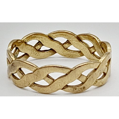 683 - 9K YELLOW GOLD CELTIC BAND RING. WEIGHS 2.5G.  SIZE R