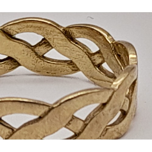 683 - 9K YELLOW GOLD CELTIC BAND RING. WEIGHS 2.5G.  SIZE R