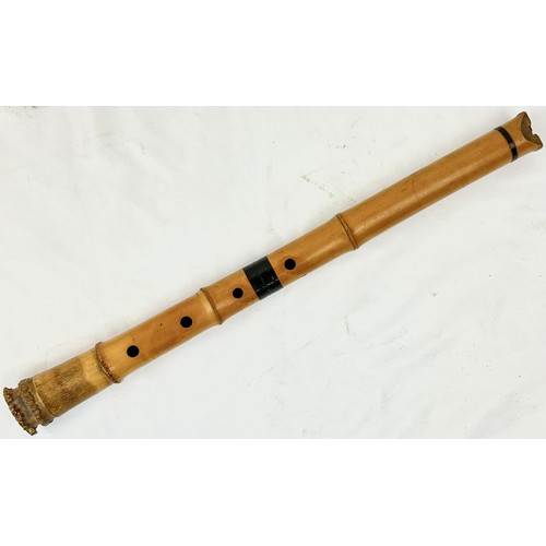 671 - AN ANTIQUE JAPANESE SHAKUHACHI BAMBOO FLUTE, SUSUTAKI OILED AND SMOKESD WITH HIGH QUALITY RED LACQUE... 