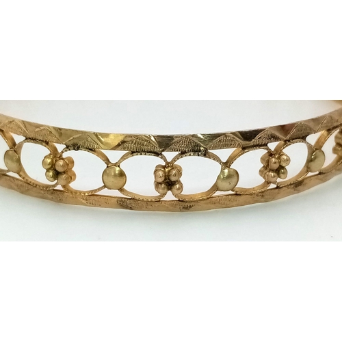 105 - A vintage (60s), 14K yellow gold, handmade bangle. In very good condition and presented in a red vel... 