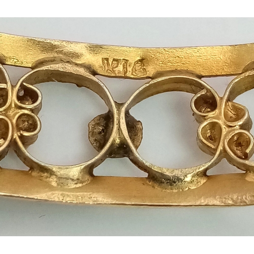 105 - A vintage (60s), 14K yellow gold, handmade bangle. In very good condition and presented in a red vel... 