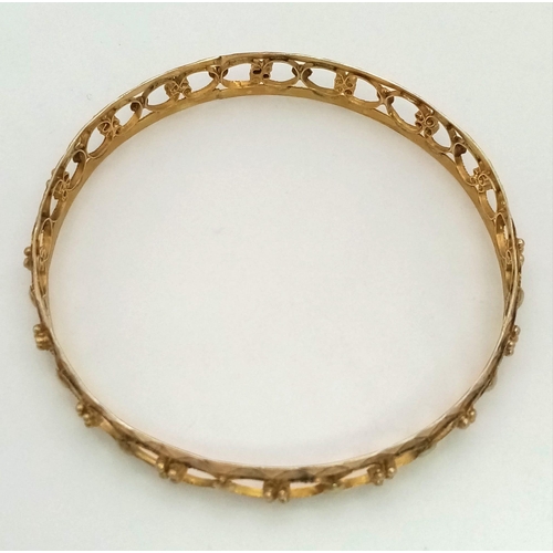 105 - A vintage (60s), 14K yellow gold, handmade bangle. In very good condition and presented in a red vel... 