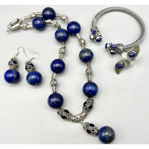 167 - A Tibetan silver and large lapis lazuli beaded parure set in a presentation box. Necklace length: 47... 