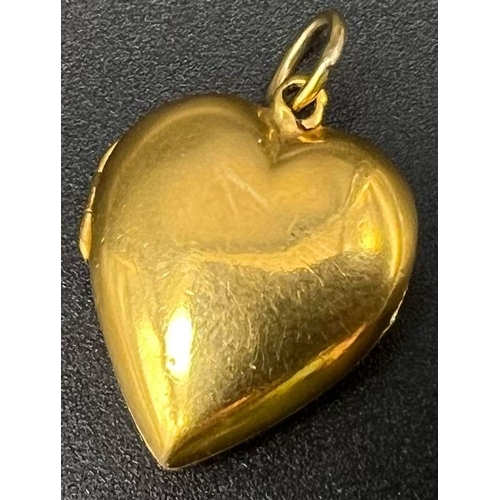 32 - A 22K Yellow Gold Locket Pendant. 30mm. 5.22g