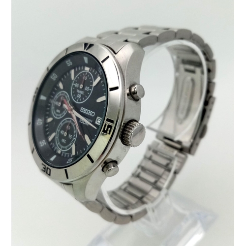 130 - A Seiko Chronograph Quartz Gents Watch. Stainless steel strap and case - 42mm. Black dial with three... 