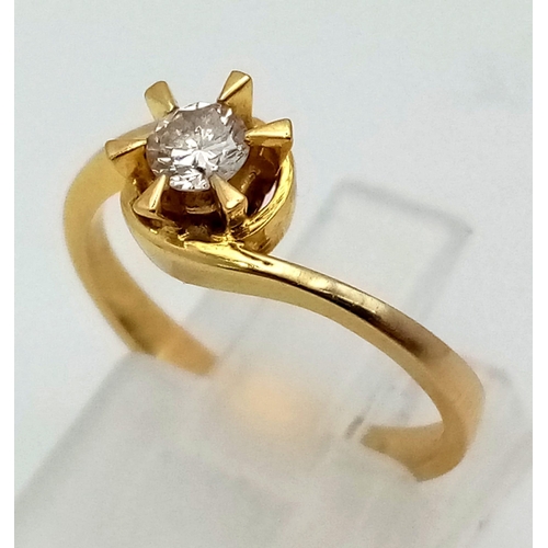 212 - An 18 K yellow gold twist solitaire diamond (0.25 carats) ring Size: J, weight: 2.5 g.