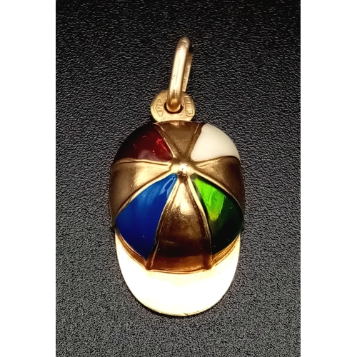 1007 - A 9 K yellow gold enamelled Jockey hat, weight: 1.4 g.