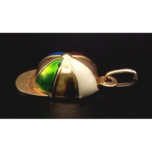 1007 - A 9 K yellow gold enamelled Jockey hat, weight: 1.4 g.