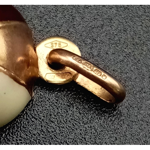 1007 - A 9 K yellow gold enamelled Jockey hat, weight: 1.4 g.