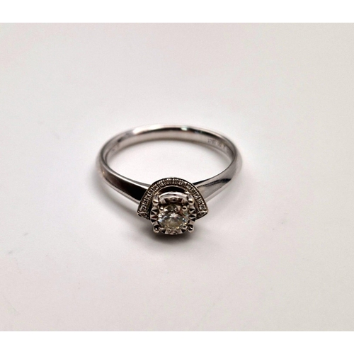 128 - An 18 K white gold diamond ring. Size: M, weight: 3.8 g.