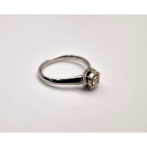 128 - An 18 K white gold diamond ring. Size: M, weight: 3.8 g.