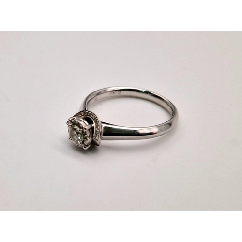 128 - An 18 K white gold diamond ring. Size: M, weight: 3.8 g.