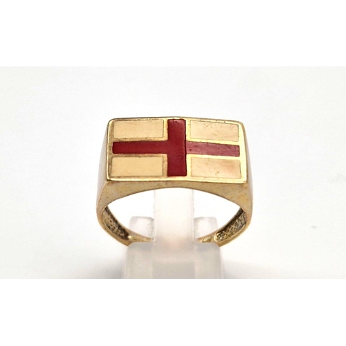 233 - A 9 K yellow gold England flag ring. Size: Y, weight: 4.7 g.