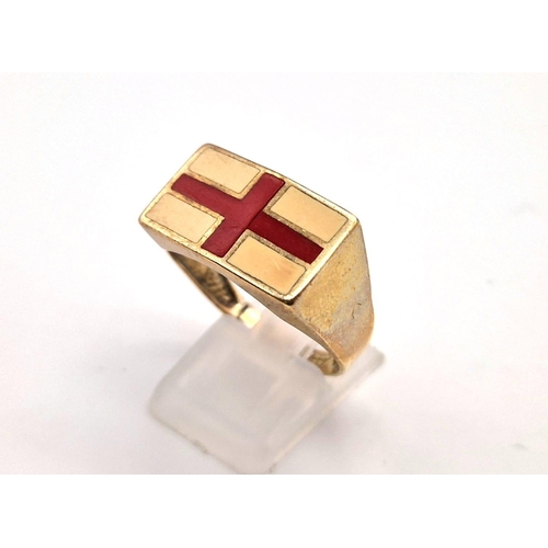 233 - A 9 K yellow gold England flag ring. Size: Y, weight: 4.7 g.