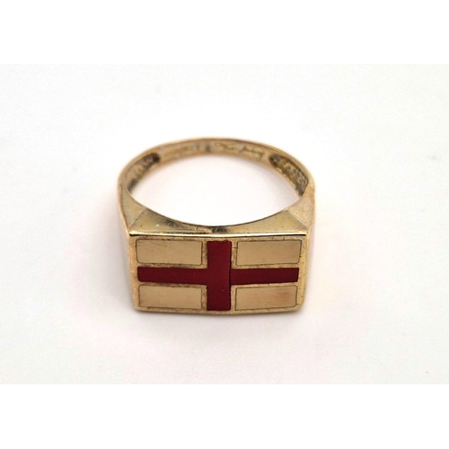 233 - A 9 K yellow gold England flag ring. Size: Y, weight: 4.7 g.