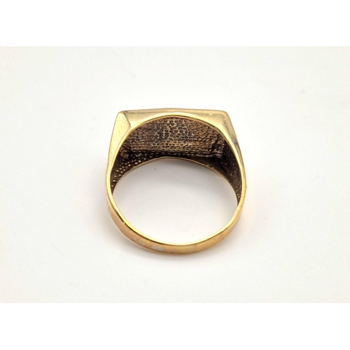 233 - A 9 K yellow gold England flag ring. Size: Y, weight: 4.7 g.