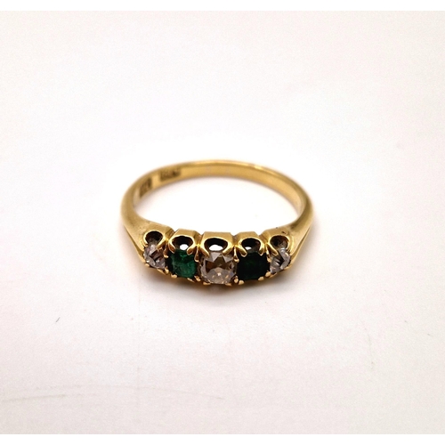275 - A vintage 18 K yellow gold ring with  diamond and emeralds (0.40 carats) Ring size: P, weight: 3.4 g... 