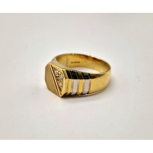 41 - An 18 K two colour gold, diamond (0.10 carats) signet ring. Size: S, Weight: 9.3 g.